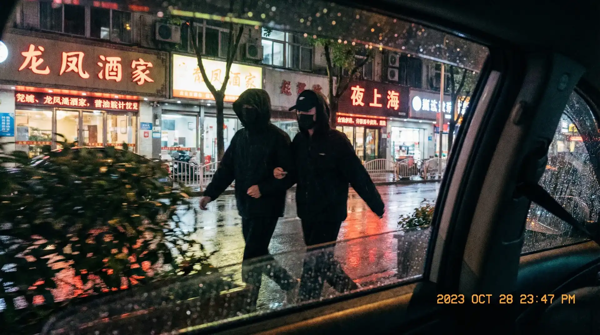 家用摄像头被盗拍400部 - 顶流明星深夜密会现场抓拍照片